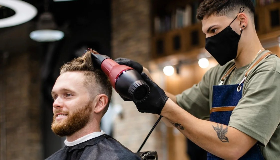 Corte de pelo para cara alargada de hombre