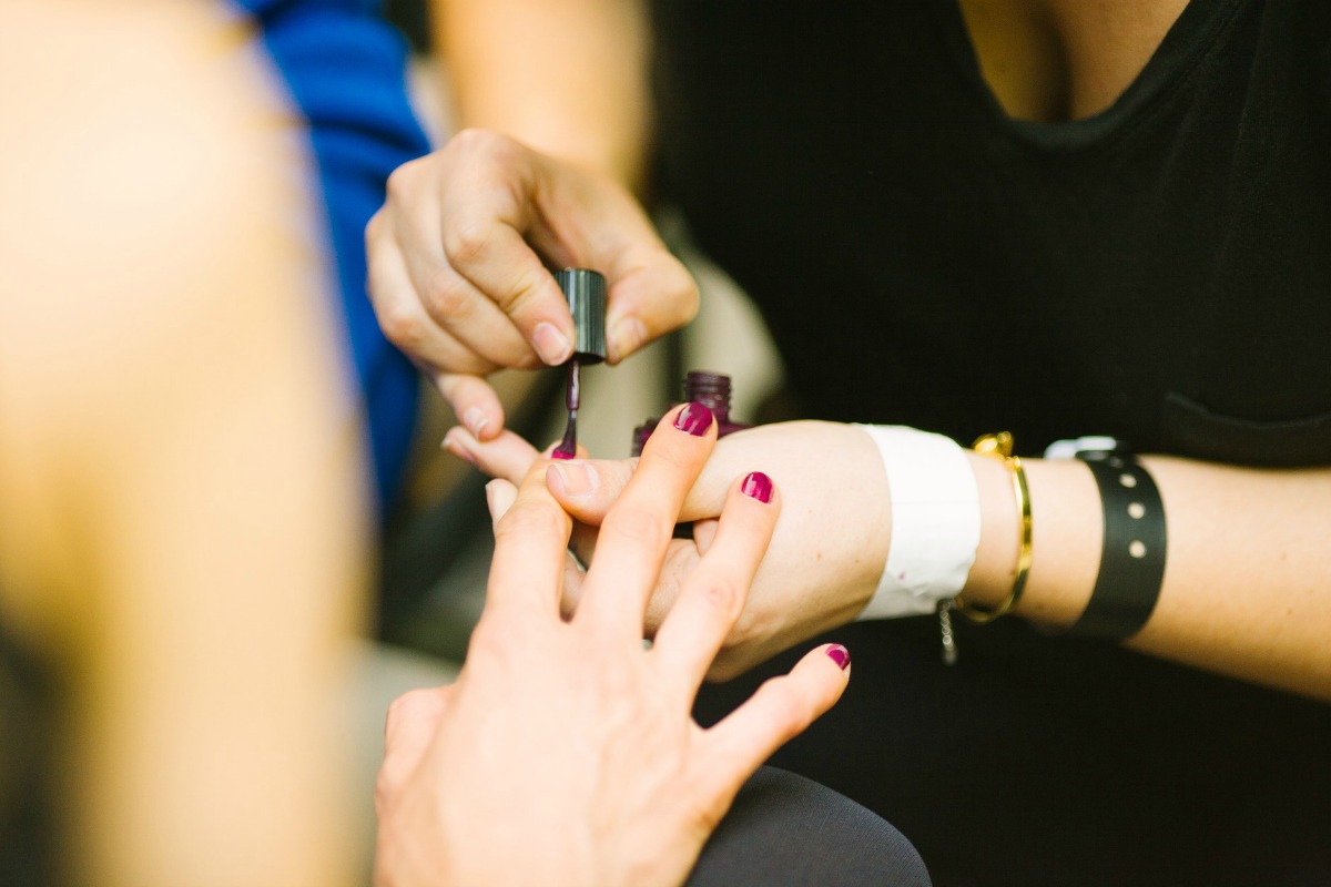 manicure-mujer-unas